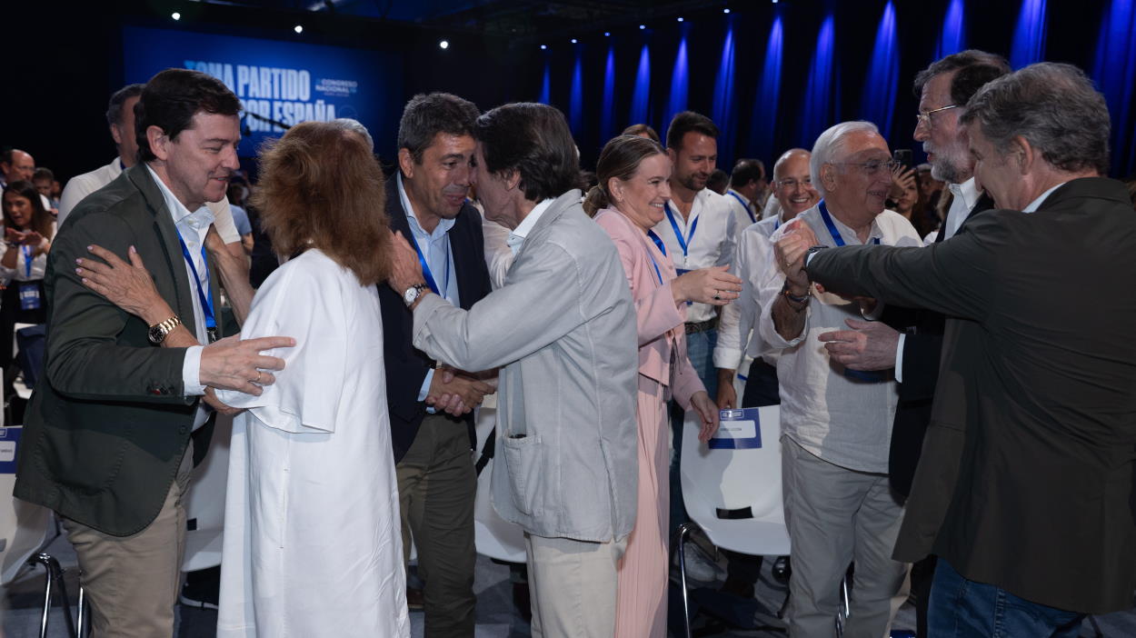 El ex president de la Generalitat Valenciana, Carlos Mazón, y el ex presidente del Gobierno, José María Aznar, demostrándose su cariño durante actos del PP posteriores a la DANA. EP.