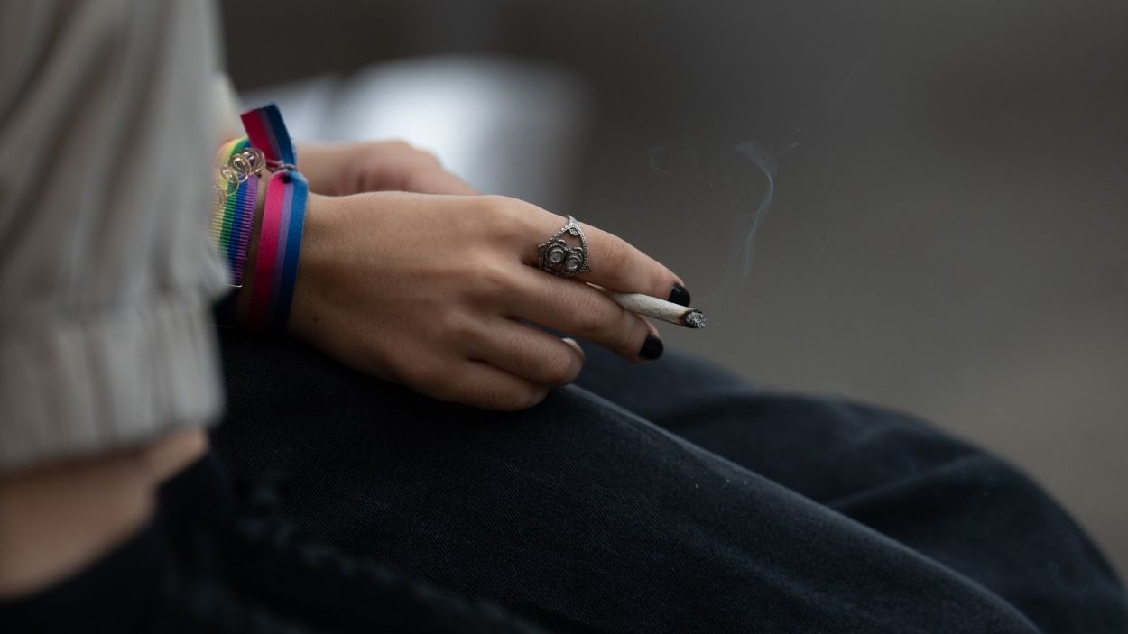 Varios jóvenes fuman en las inmediaciones de un colegio. EP/Archivo.