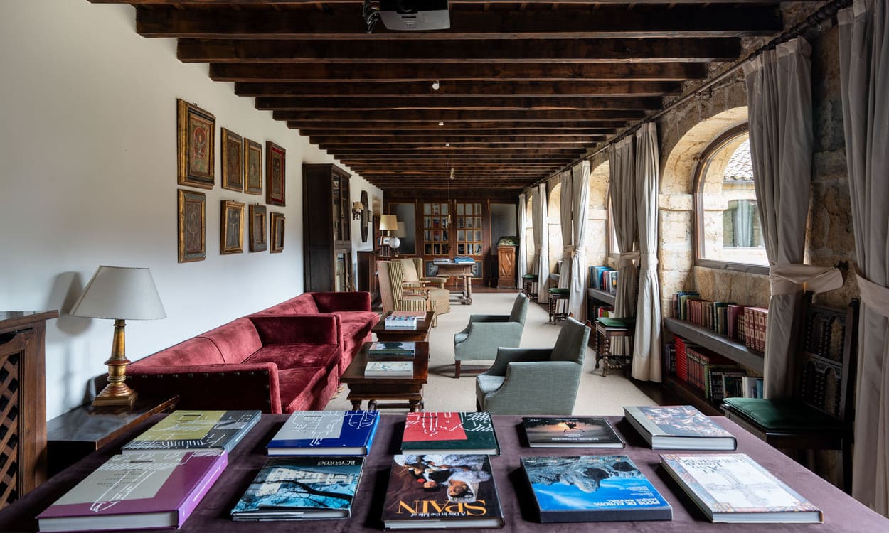 Biblioteca Dulce María Prida, espacio cultural del Parador de Cangas de Onís que acoge encuentros literarios y conferencias. PARADORES