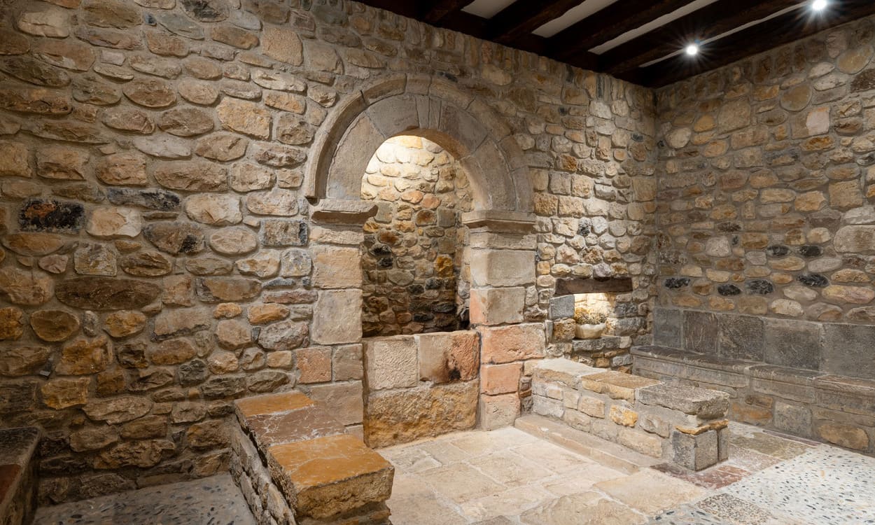 Antiguo pozo y manantial del monasterio de San Pedro de Villanueva. PARADORES