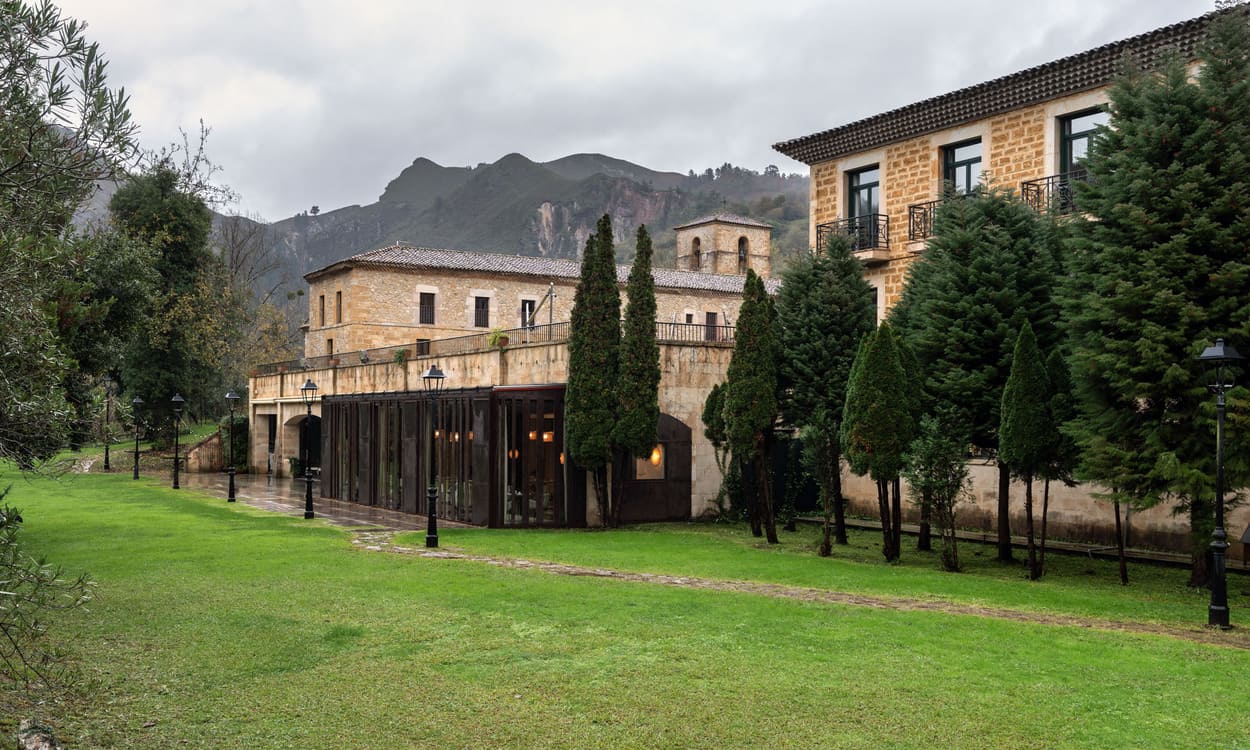 Fachada y jardines del Parador de Cangas de Onís, integrados en el paisaje asturiano. PARADORES
