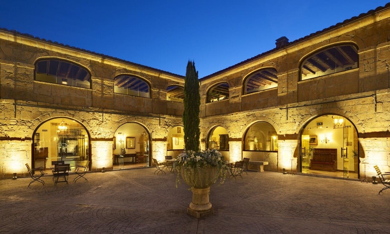 Claustro interior del Parador de Cangas de Onís, iluminado al anochecer. PARADORES