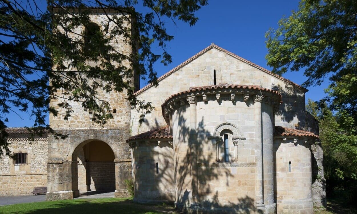 La iglesia románica de San Pedro de Villanueva, adosada al Parador. PARADORES