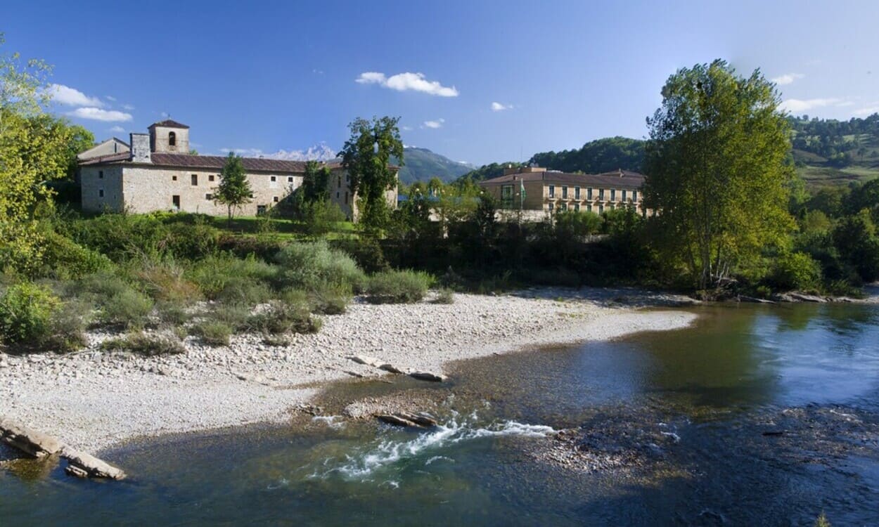 El antiguo monasterio de San Pedro de Villanueva, hoy Parador de Cangas de Onís, a orillas del río Sella. PARADORES