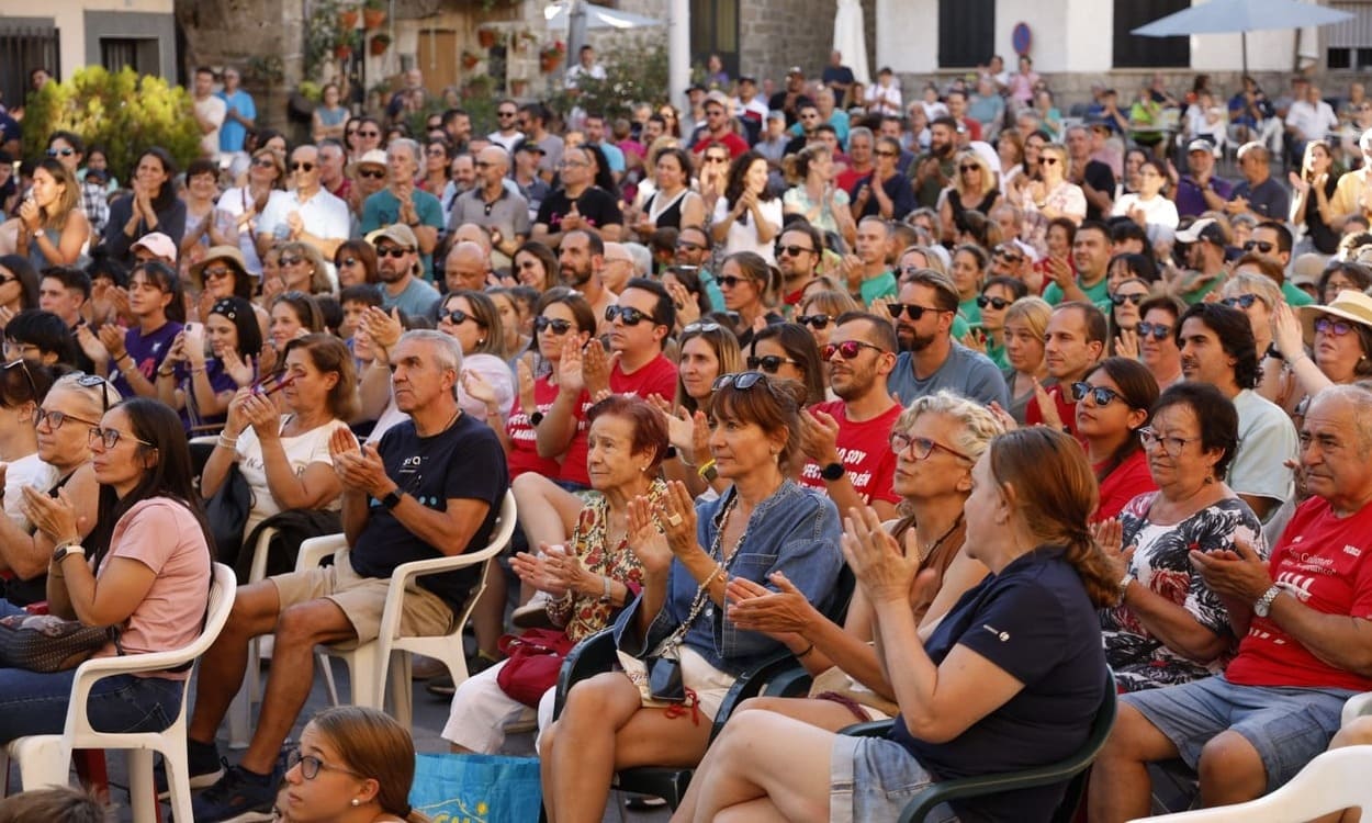 Vecinos y visitantes de Navarrevisca asisten a la proyección del primer episodio de 'Legados con futuro'. MOEVE