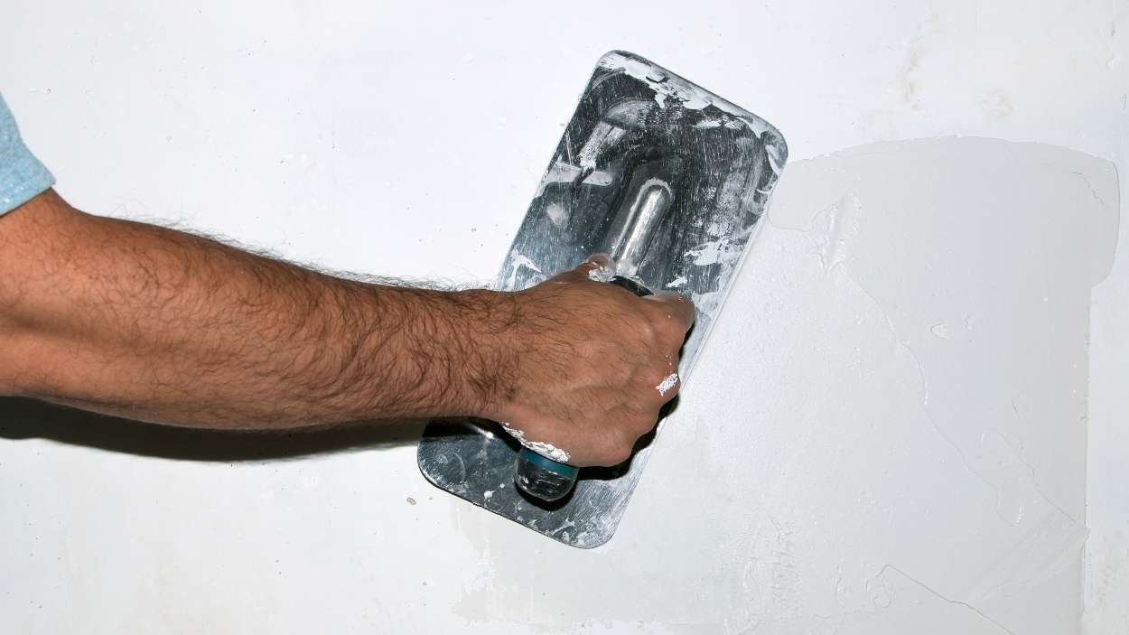 La técnica casera que está arrasando para borrar grietas del techo sin obras (y en una tarde)