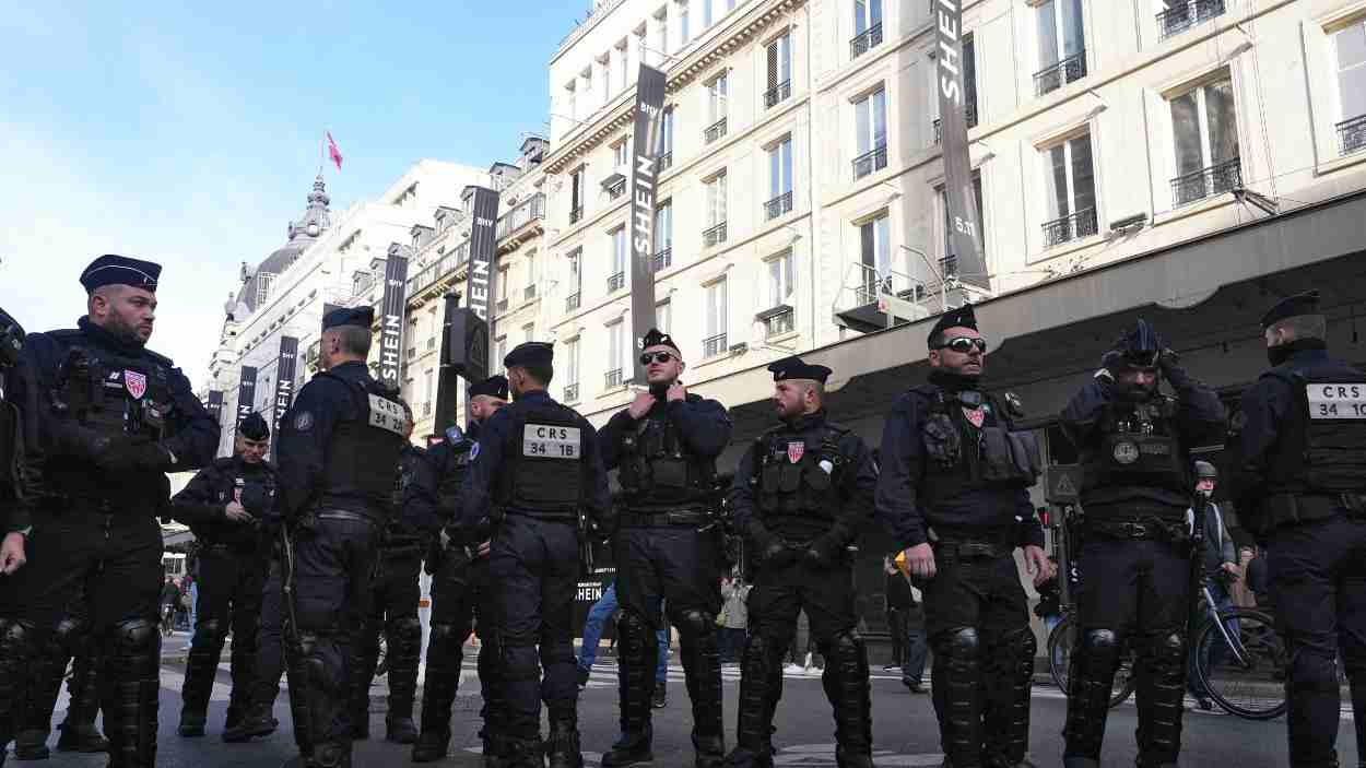 Dispositivo de antidisturbios frente al establecimiento de Shein en París. Europa Press. 