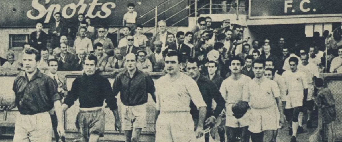 Un dios redondo custodiado por bayonetas Un dios redondo custodiado por bayonetas