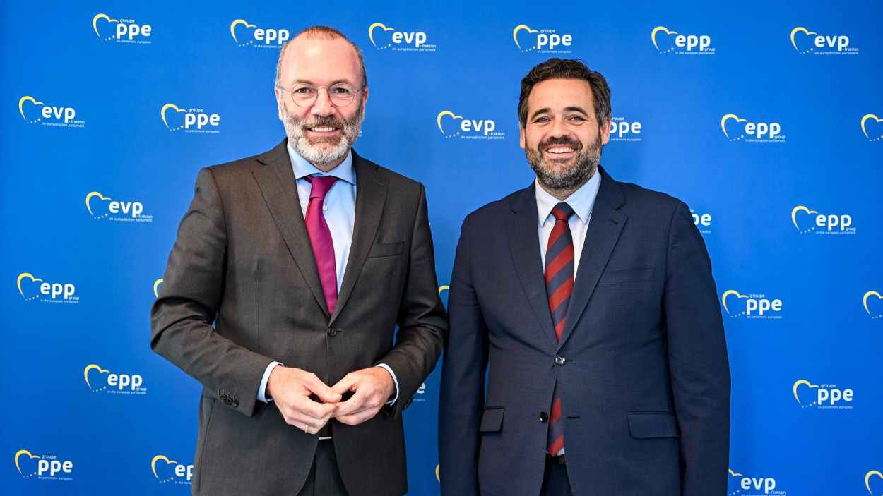Paco Núñez junto al presidente del Partido Popular Europeo, Manfred Weber. PP.