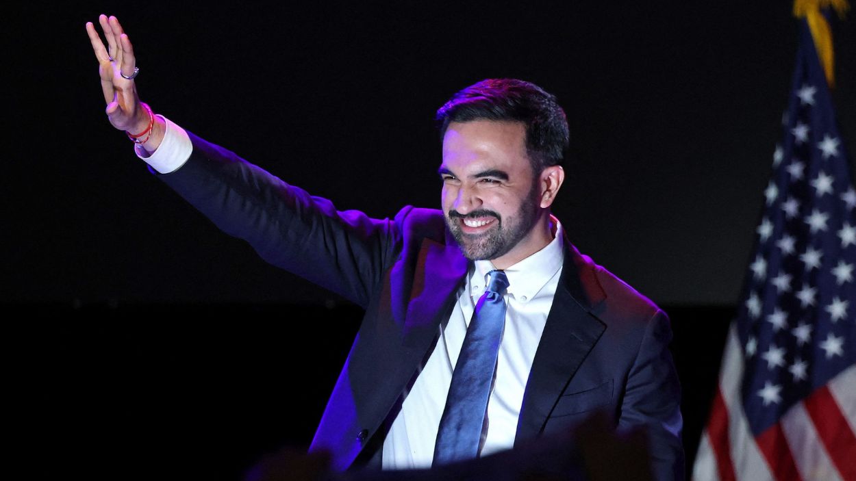Zohran Mamdani celebrando su victoria en las elecciones 