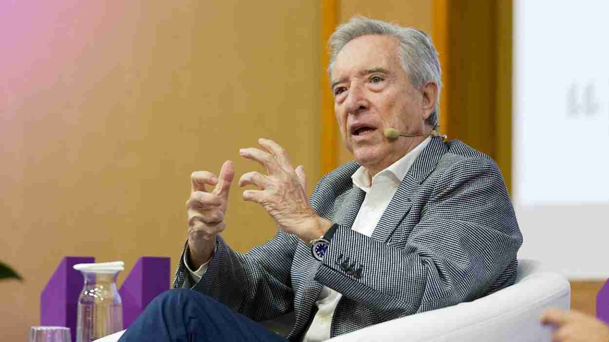 El periodista Iñaki Gabilondo en un diálogo con estudiantes. Europa Press.