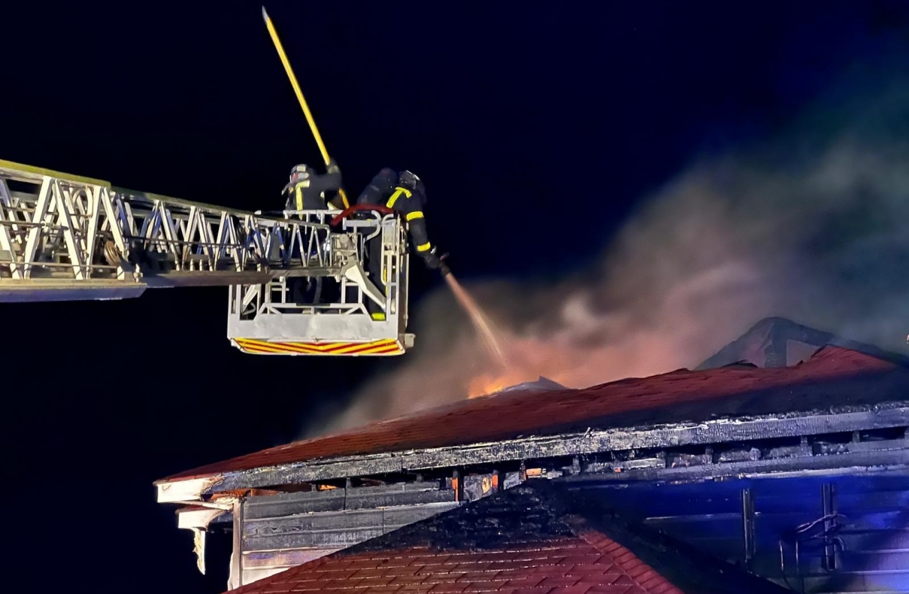 Bomberos extinguen un incendio causado por una estufa en una vivienda de madera en Colmenar de Oreja, Madrid. (Foto: Emergencias 112 Madrid)