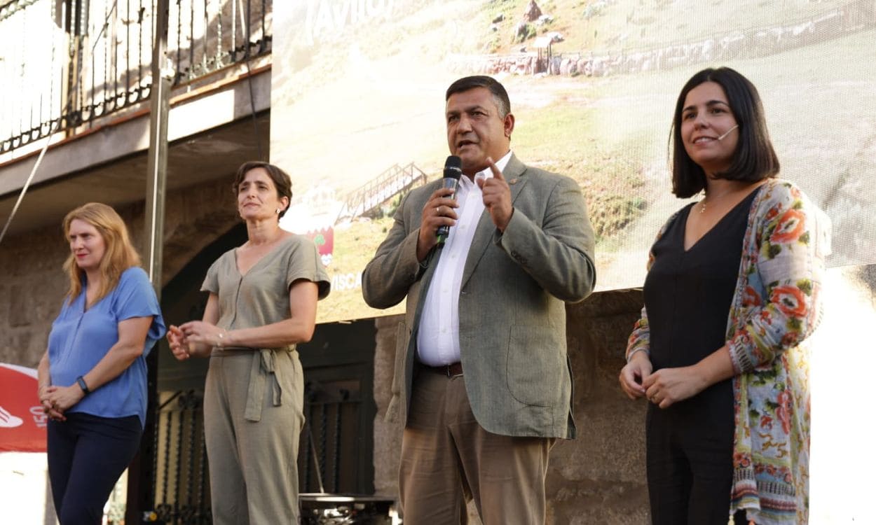 Itziar Matamoros (Moeve), Leticia Sánchez del Río (alcaldesa de Navarrevisca), Carlos García González (presidente de la Diputación de Ávila) e Isabel Martínez (Möeve), durante un acto celebrado en Navarrevisca (Ávila). MOEVE