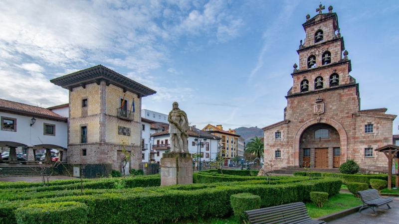 La Iglesia de La Asunción, presidida por la estatua de Don Pelayo, en el corazón de Cangas de Onís La Iglesia de La Asunción, presidida por la estatua de Don Pelayo, en el corazón de Cangas de Onís