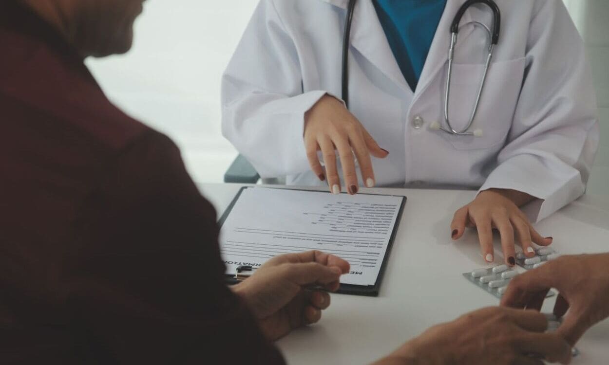 Médico con un paciente en la consulta / Foto de 123RF/armmypicca