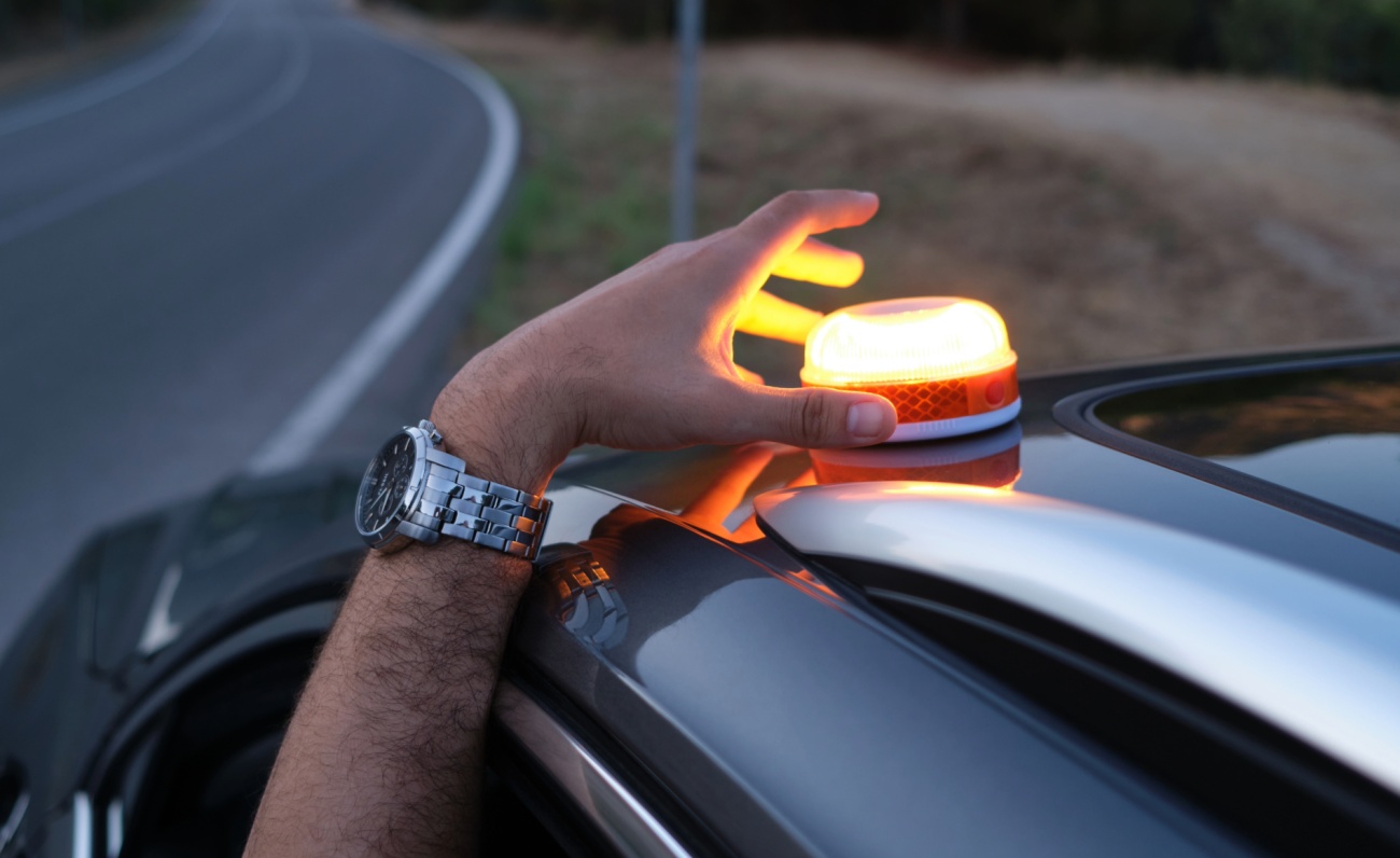 A partir del 1 de enero de 2026 todos los coches deberán disponer de una baliza V 16 homologada y conectada. (Foto: Lyreco)