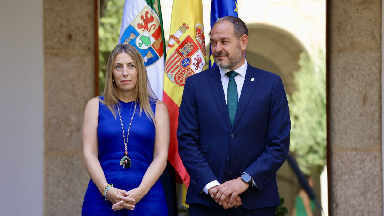 La presidenta de Extremadura, María Guardiola, y el antiguo director del GPEX y actual consejero de Gestión Forestal y Mundo Rural, Francisco José Ramírez. EP.
