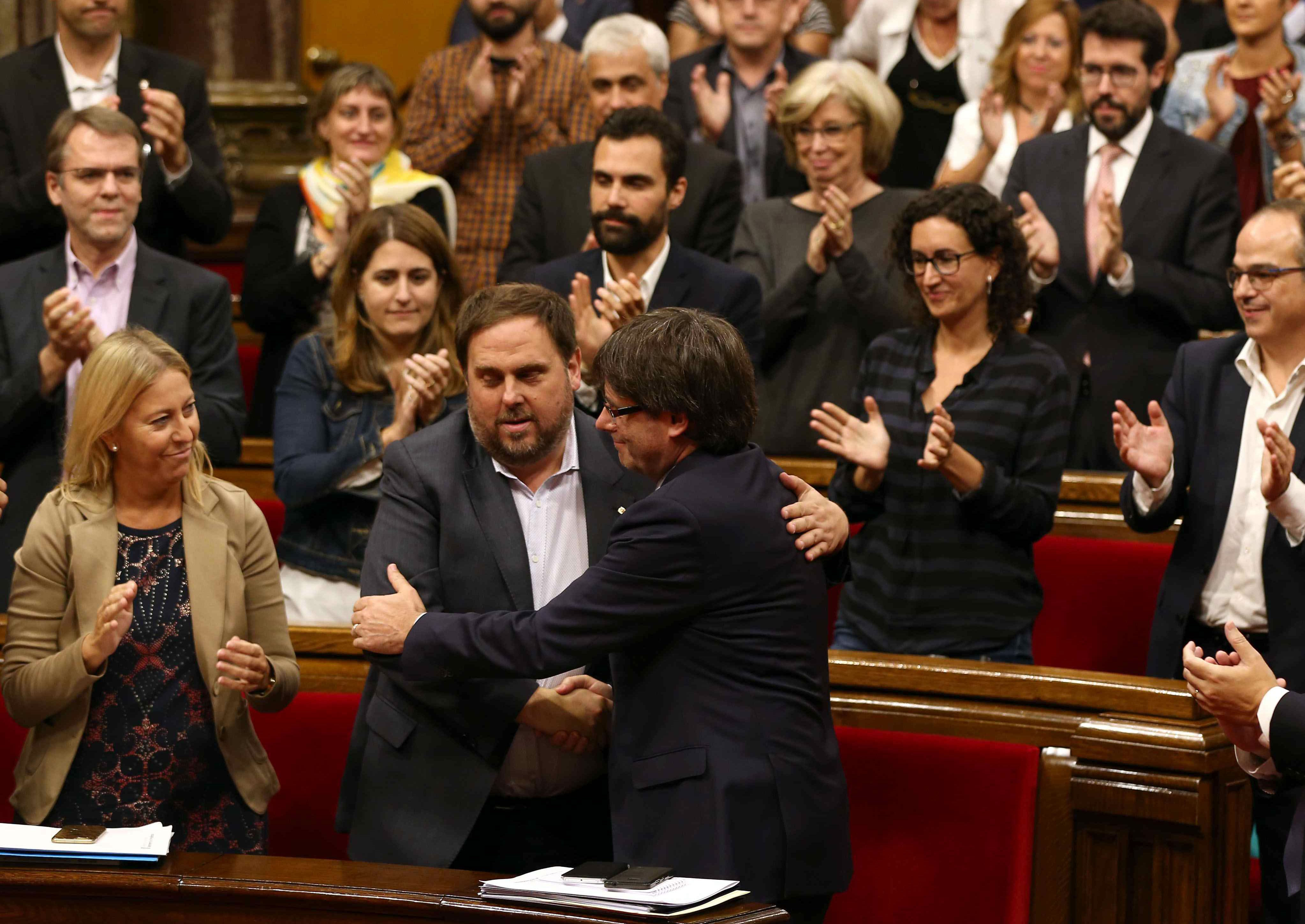 Image El presidente de la Generalitat, Carles Puigdemont, abraza a su vicepresidente, Oriol Junqueras. 
