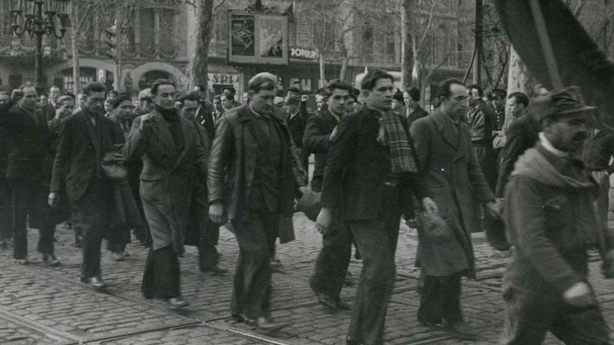 Internacionales desfilando en el Passeig de Gràcia, Barcelona, en diciembre de 1936. Fot. Torrents. Archivo Histórico de los Movimientos Sociales. 