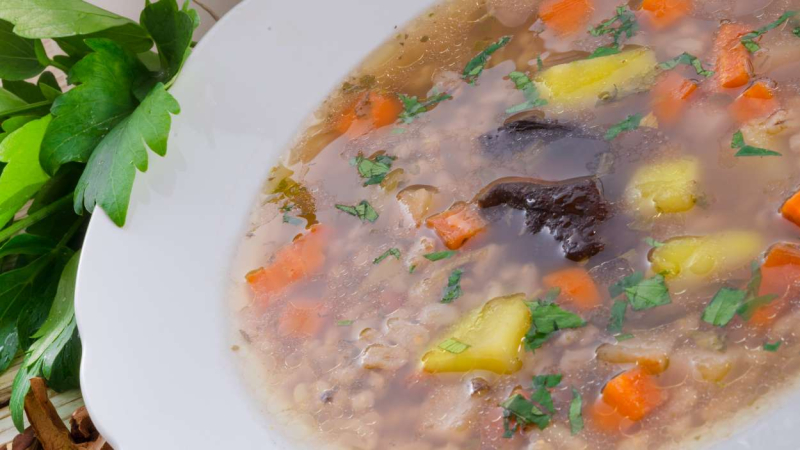 La sopa Krupnik es típica de Polonia