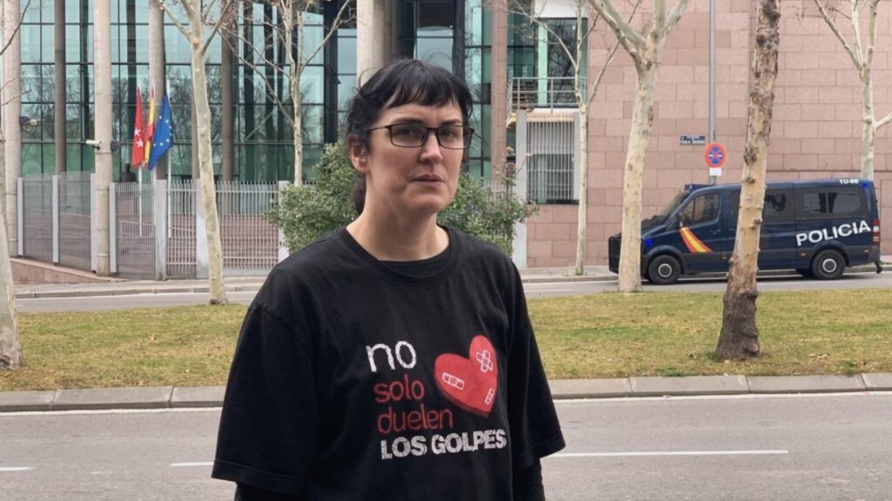 La activista feminista Pamela Palenciano a las puertas de la Asamblea de Madrid en 2020. EP.
