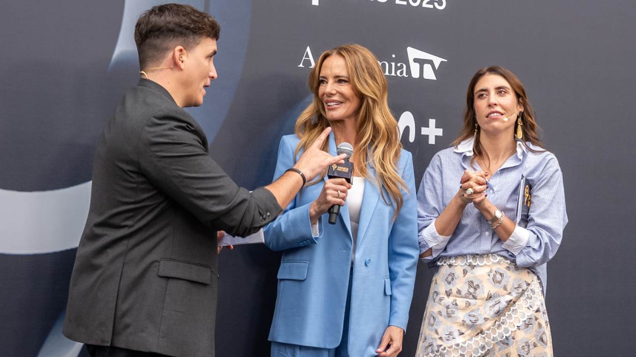 Xuso Jones y Ana Britten con Paula Vázquez, nominada al Premio Iris 2025