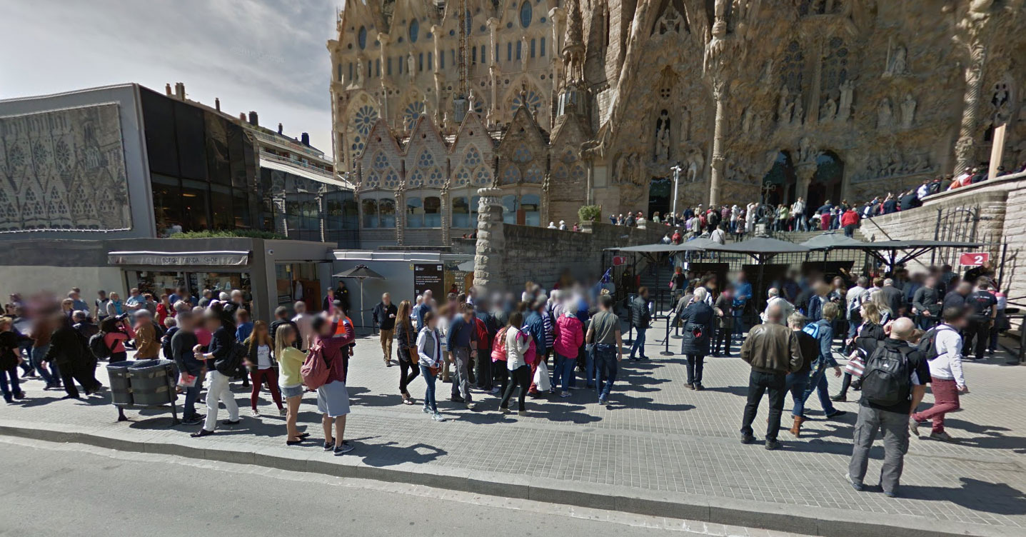 Colas de visitantes a las puertas de la Sagrada Familia en Barcelona