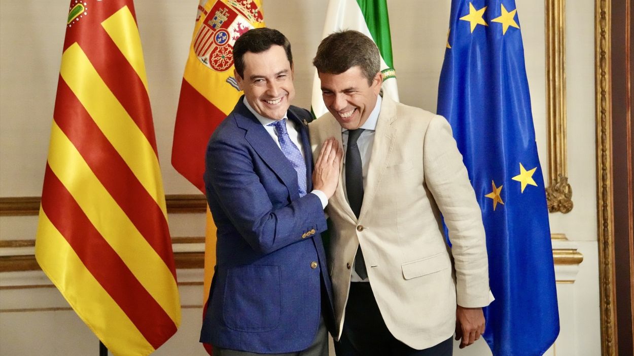 Presidente de la Junta de Andalucía, Moreno Bonilla, y expresidente de la Comunidad Valenciana, Carlos Mazón