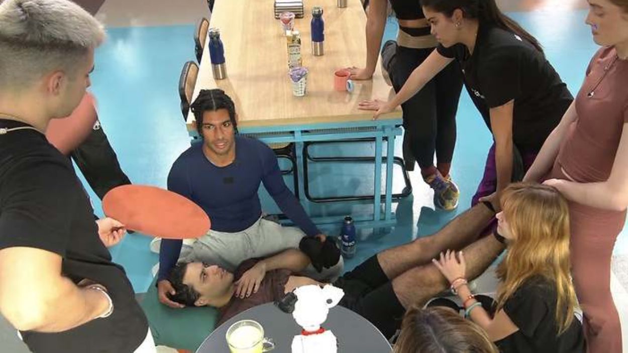 Tinho se desmaya en OT 2025.