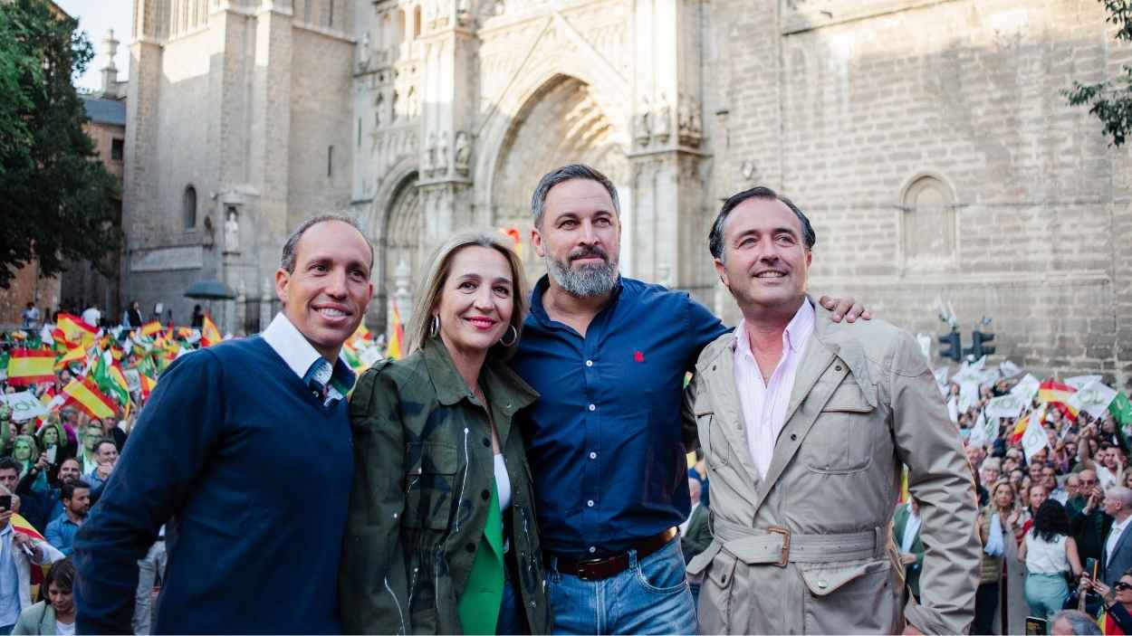 David Moreno (d), junto a Santiago Abascal y otros representantes de Vox en Castilla-La Mancha. Archivo EP.
