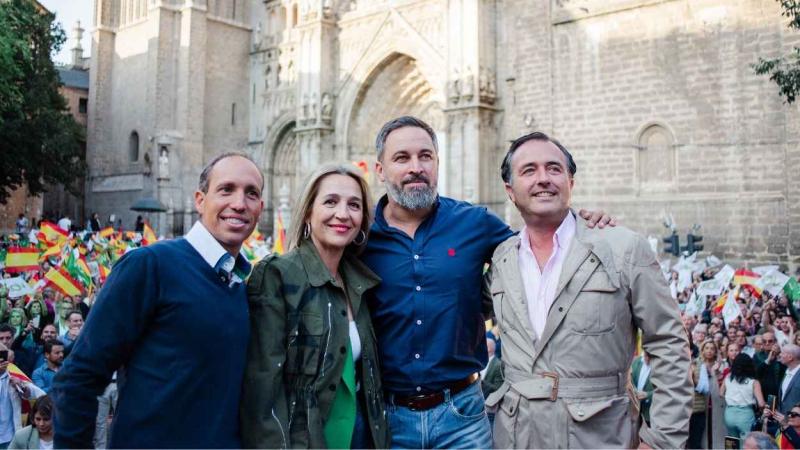David Moreno (d), junto a Santiago Abascal y otros representantes de Vox en Castilla-La Mancha. Archivo EP.