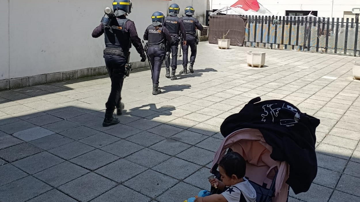 Imagen de un desahucio acometido en el mismo bloque de Collado Villalba. Imagen tomada por los vecinos.