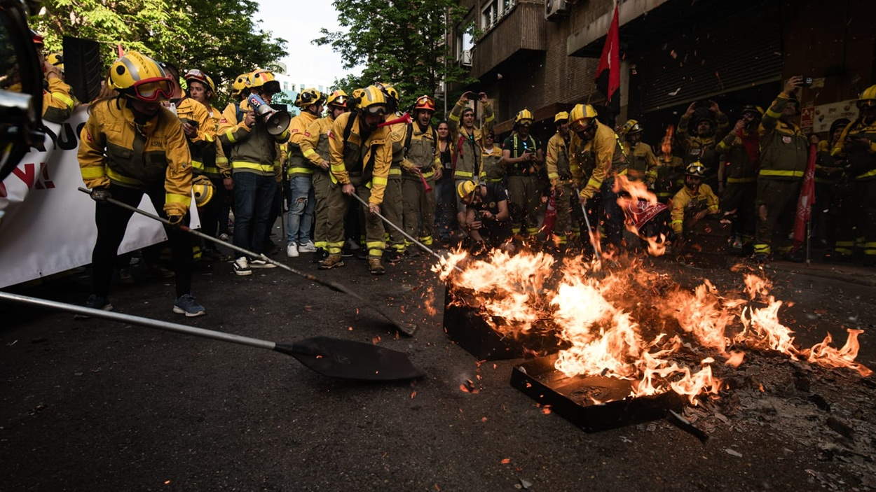 Concentración de los bomberos forestales de la Comunidad de Madrid frente a la dirección general de TRAGSA.