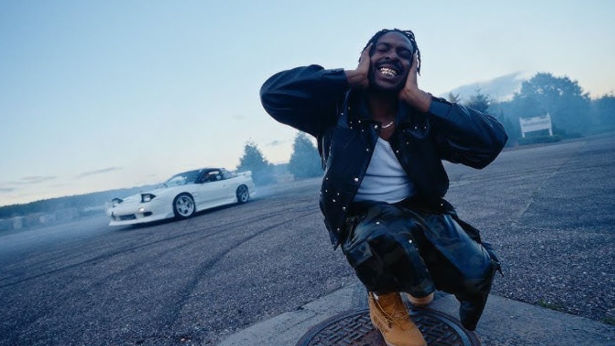 Sosocamo en el videoclip de 'there he go' 