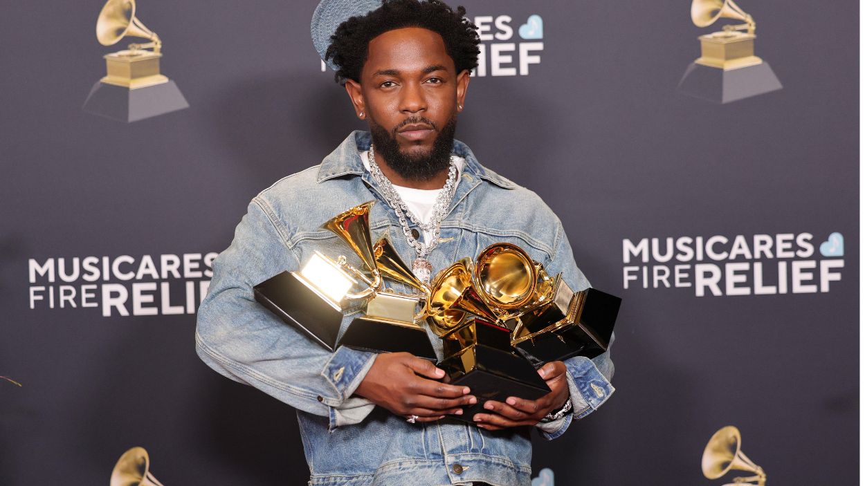 Kendrick Lamar junto a sus premios del año pasado