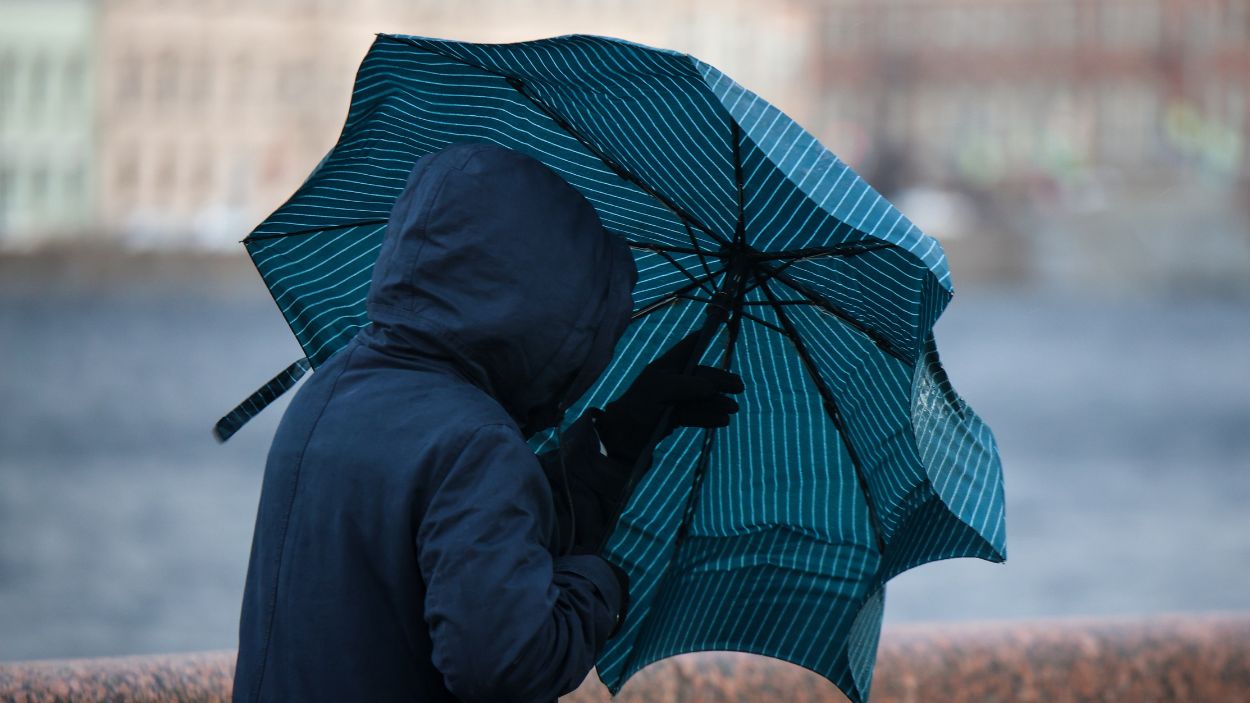 Un hombre con paraguas por el mal temporal meteorológico. EP.
