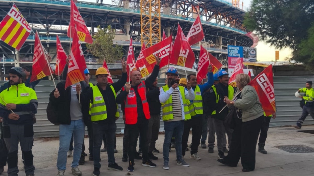Obreros protestan ante el Camp Nou por los despidos irregulares. EP