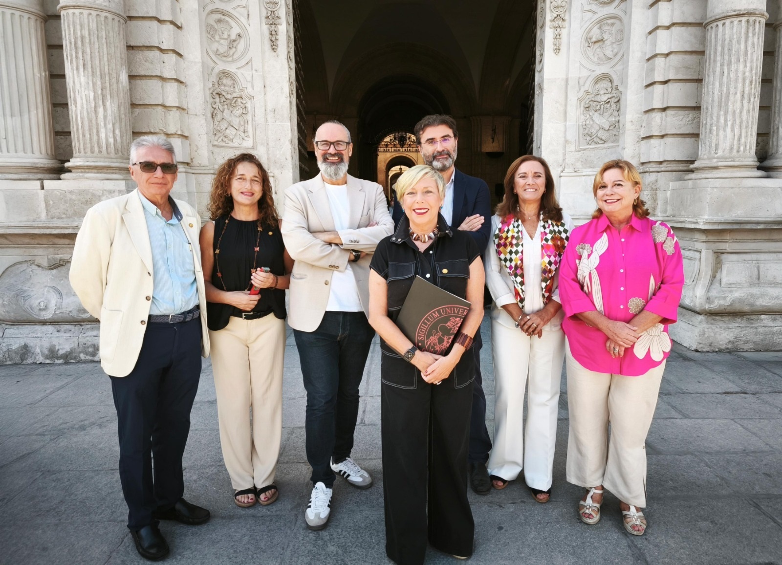 Carmen Vargas, arropada con su equipo, en la presentación oficial de su candidatura a rectora de la Universidad de Sevilla / EP
