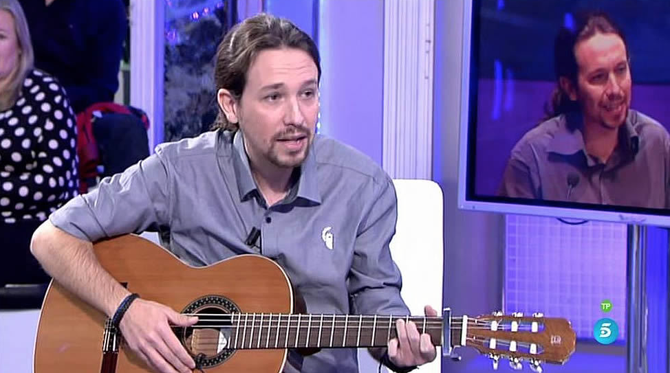 Pablo Iglesias toca la guitarra en 'Qué tiempo tan feliz' (Telencinco). 