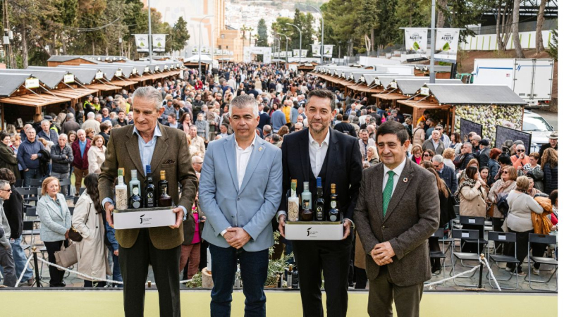 El presentador de TVE, Javier Ruiz, y el presidente ejecutivo de Europa Press, Asís Martín de Cabiedes, reciben los aceites 'Jaén Selección' El presentador de TVE, Javier Ruiz, y el presidente ejecutivo de Europa Press, Asís Martín de Cabiedes, reciben los aceites 'Jaén Selección'