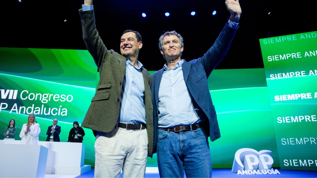 El presidente de la Junta de Andalucía, Juanma Moreno Bonilla, y el presidente del PP, Alberto Núñez Feijóo, clausuran el 17º Congreso del PP A en Sevilla. EP. 