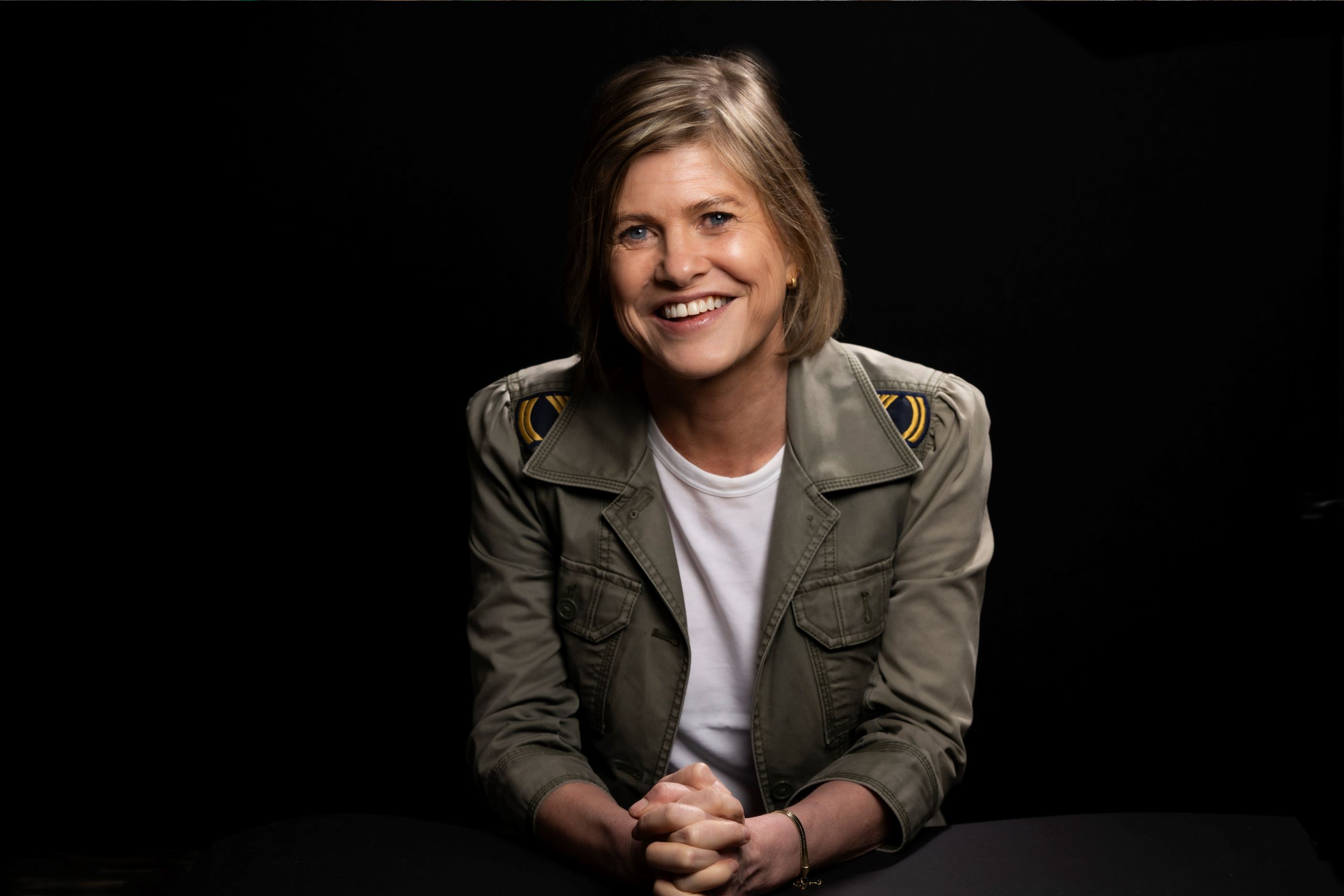 Clare Leslie Hall, autora de 'La tierra herida' ©Oli Green 