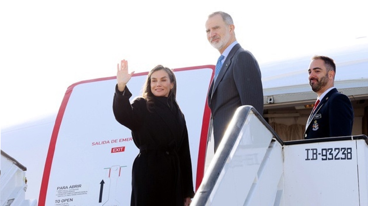 El Rey Felipe VI y Doña Letizia se despiden antes de viajar a la República Popular de China. EP