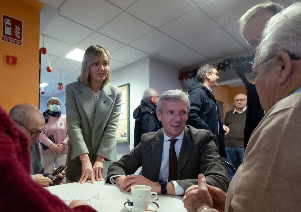 El presidente de la Xunta, Alfonso Rueda, en una imagen de archivo, acompañado por la conselleira de Política Social, Fabiola García (Foto: Europa Press/Archivo).