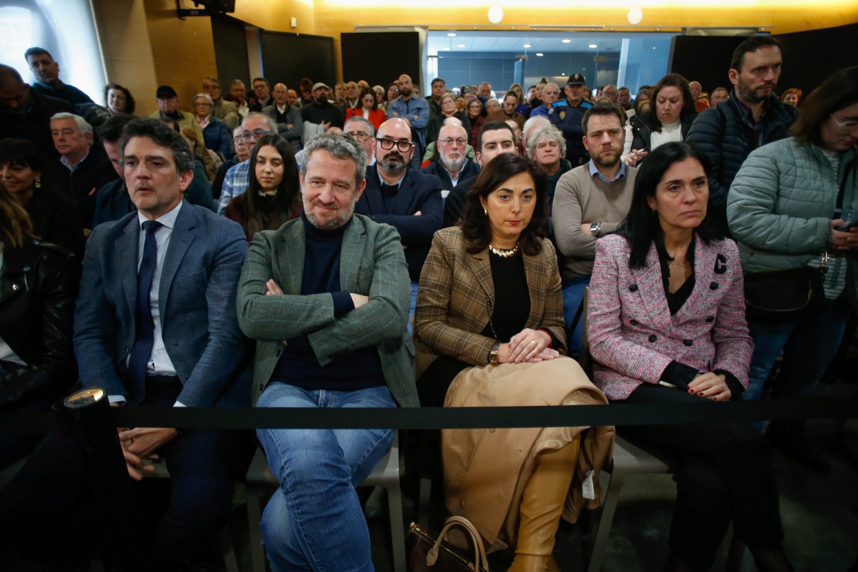 Elena Candia (2ª por la dcha.) y Paula Prado, secretaria general del PPdeG en el pleno de la moción de censura que dio la alcaldía de Viveiro (Lugo) al PP y se la arrebató al PSOE (Foto: Europa Press).