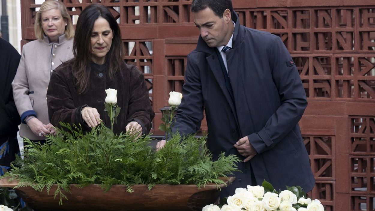 El lehendakari, Imanol Pradales, durante la ofrenda floral con motivo del ‘Día de la Memoria’, en el Parlamento Vasco. EP.