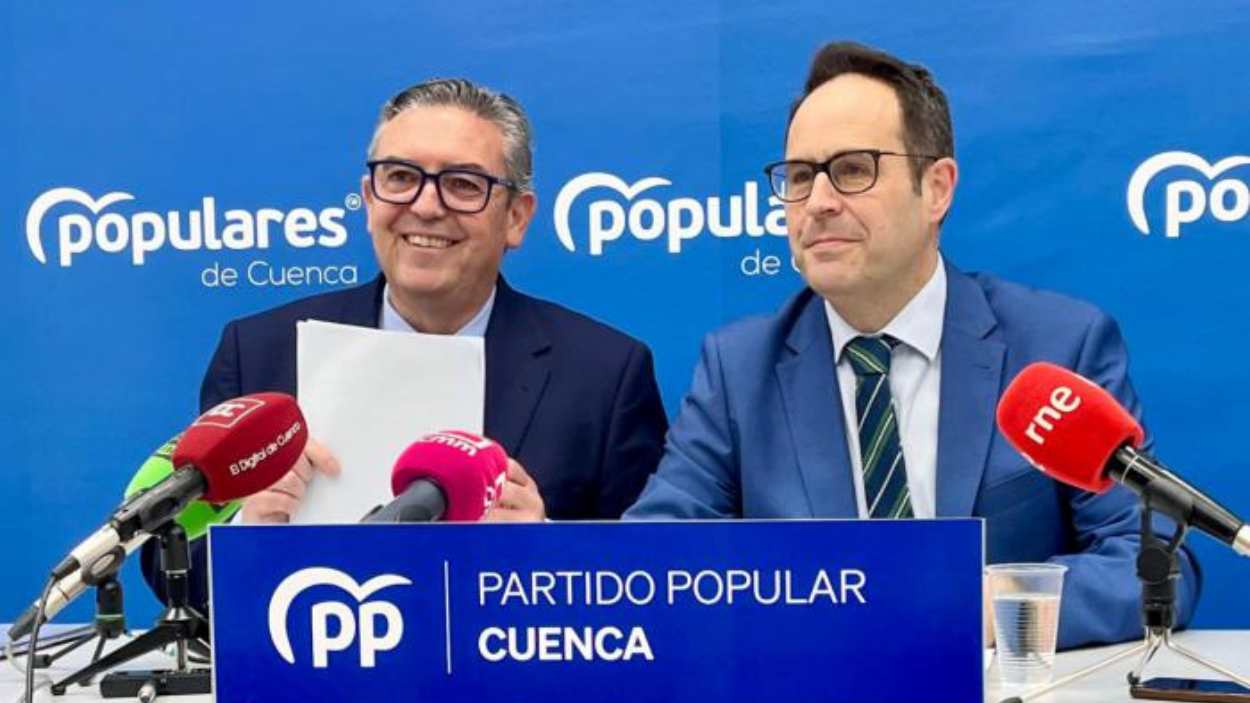 Santiago Lucas Torres y José Antonio Martín-Buro en rueda de prensa. EP.
