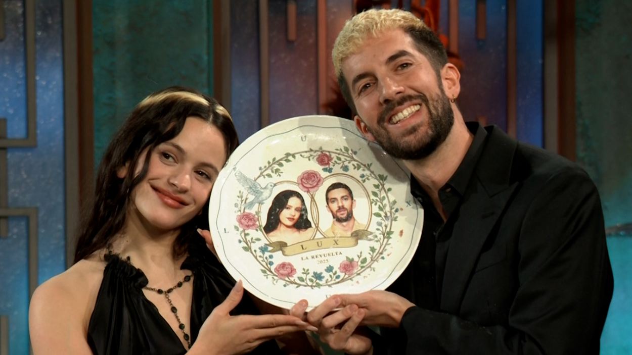 Rosalía y David Broncano en 'La Revuelta'