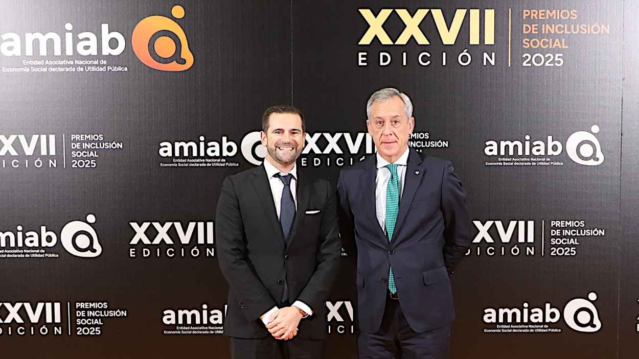 Javier López Martín, presidente de Eurocaja Rural y su Fundación, junto a Pedro Sáez, director general de Amiab.