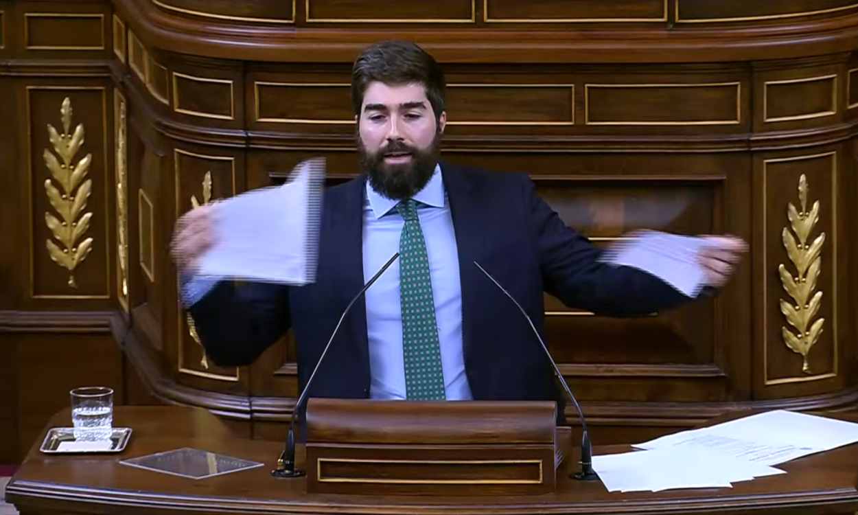 Manuel Mariscal, diputado de Vox, escenificando cómo Abascal "romperá" el Estatuto de Autonomía de Castilla-La Mancha "cuando gobierne". EP.